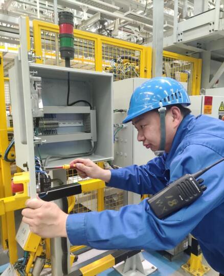 “守初心庆百年”百行百业（名）技能大师献礼——维修电工技能大师龚长明