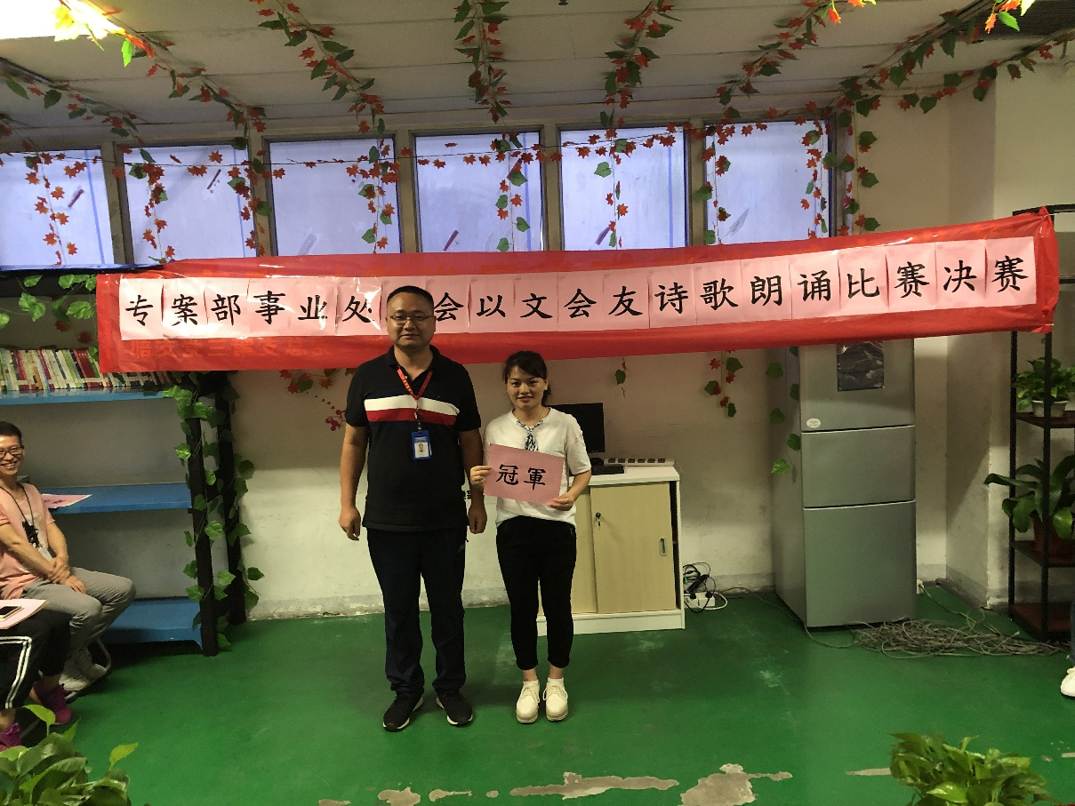 湖南农村贫寒女孩在富士康流水线完成蝶变，把一手烂牌打成王炸