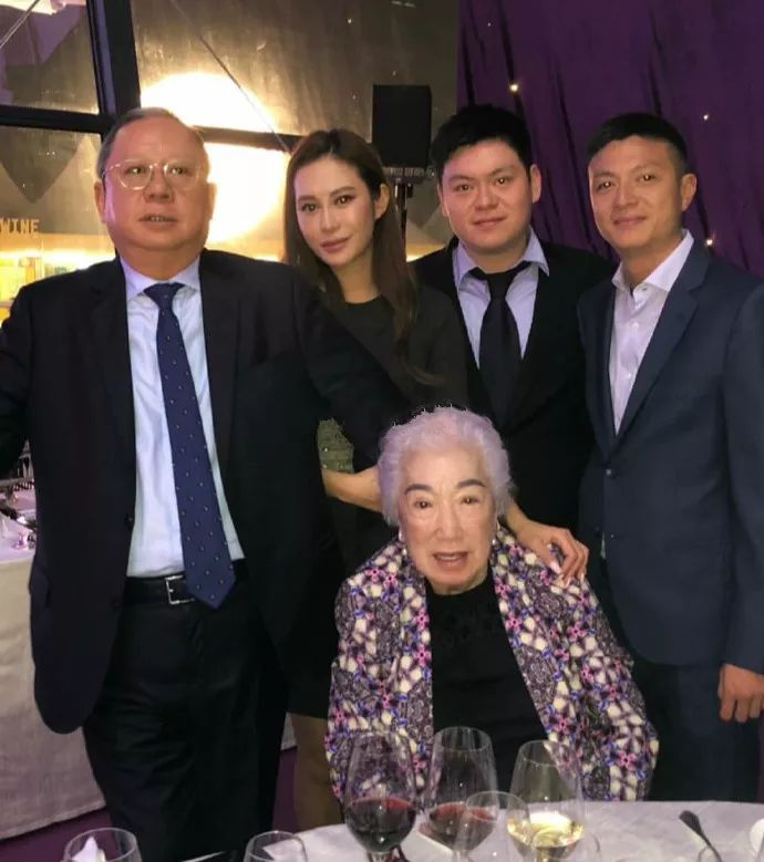 香港最强悍贵妇，一句话骂走王祖贤，93岁叼烟庆生超霸气