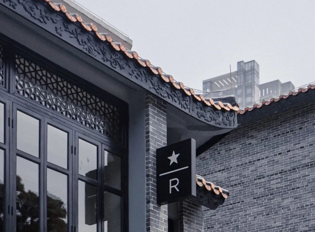 星巴克的logo为什么一直是tm,为什么有些星巴克是红色logo