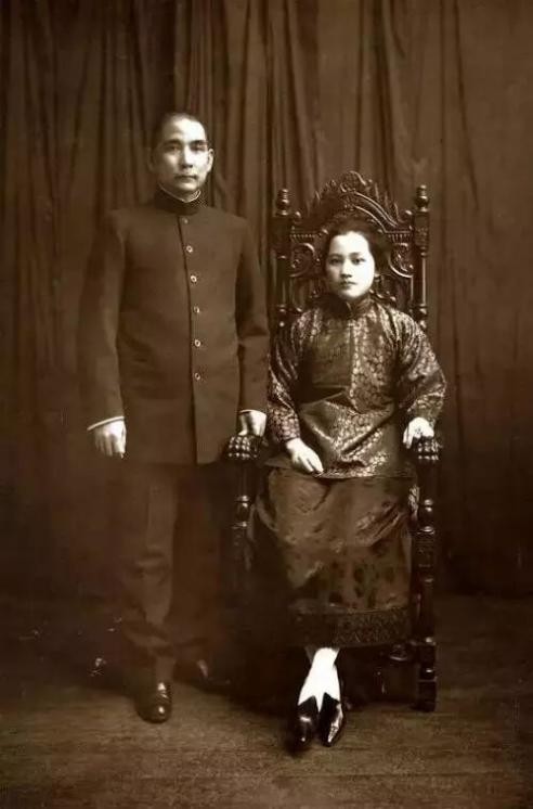 毛主席逝世追悼会上，举国致哀站立吊唁，为何有一人会坐着参加？