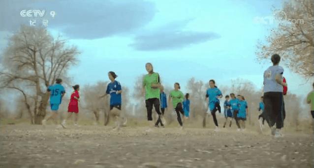 超燃！*疆新**少女的足球梦被拍成纪录片，登上央视