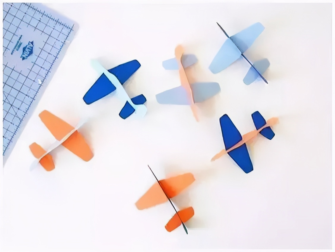 能飞的手工飞机制作幼儿园,国庆节幼儿园手工制作飞机图文