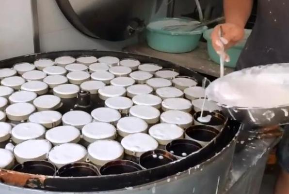 湖北荆州夫妻，在昆山做小本生意，米饼2元一对，生意火爆