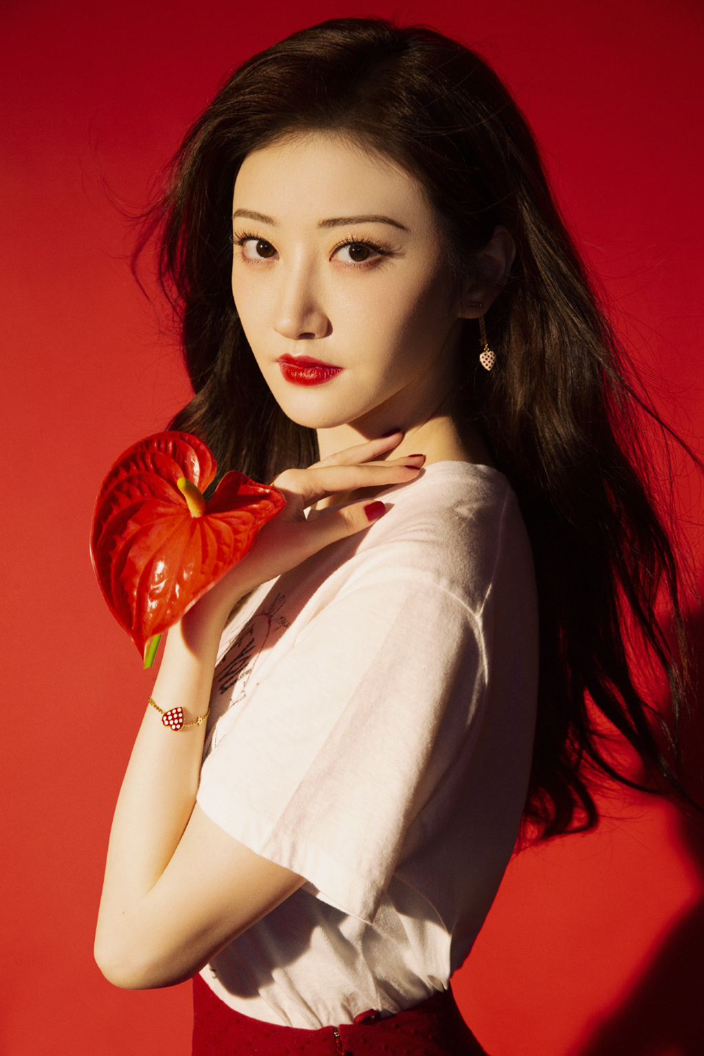 她直播自曝微整形，今穿T恤配大红色轻纱裙，衬得人肤白如雪