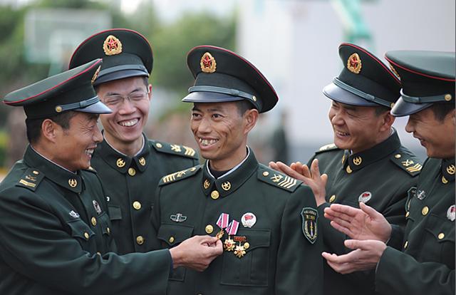 安徽兵王仅初中文化，入伍34年有召必回，退役后女儿继承父业