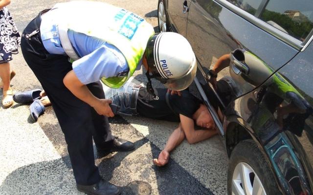 遇到碰瓷的可以直接开车撞过去吗,遇碰瓷驾车需谨慎