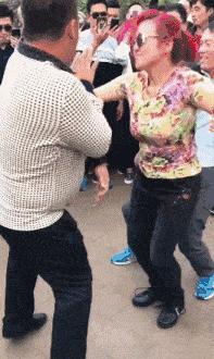 搞笑GIF段子：编辑这锅台是不是为了录视频还擦了擦？唉呀妈呀