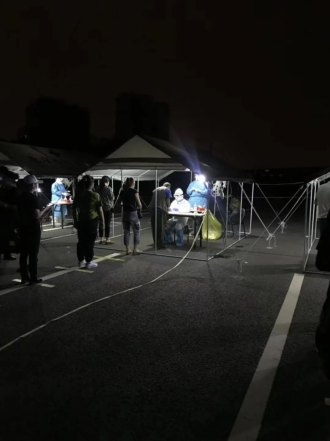 当核酸成为通行证：“各位亲朋好友，我是安全的，见面可放心”