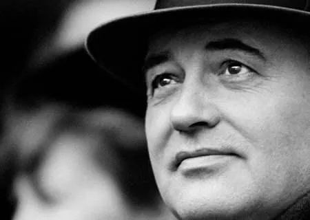 戈尔巴乔夫时期苏联发生的大事件,红场阅兵戈尔巴乔夫掩面而泣