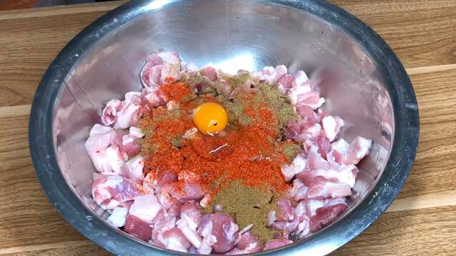 烧烤摊上的烤肉串为啥好吃？秘诀全在腌制上，配方做法详细告诉你