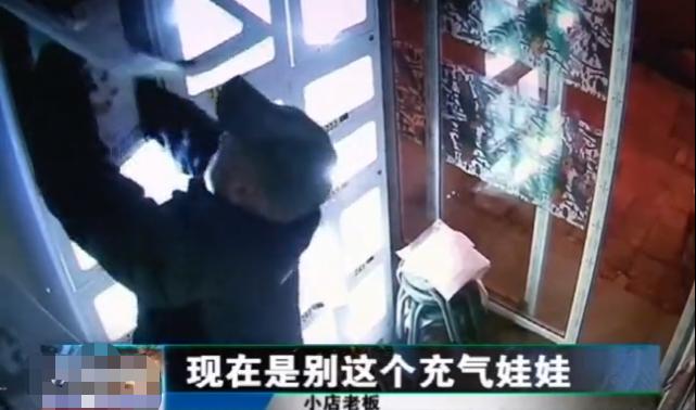 光头男子偷小孩,光头男子拽门偷小孩原视频