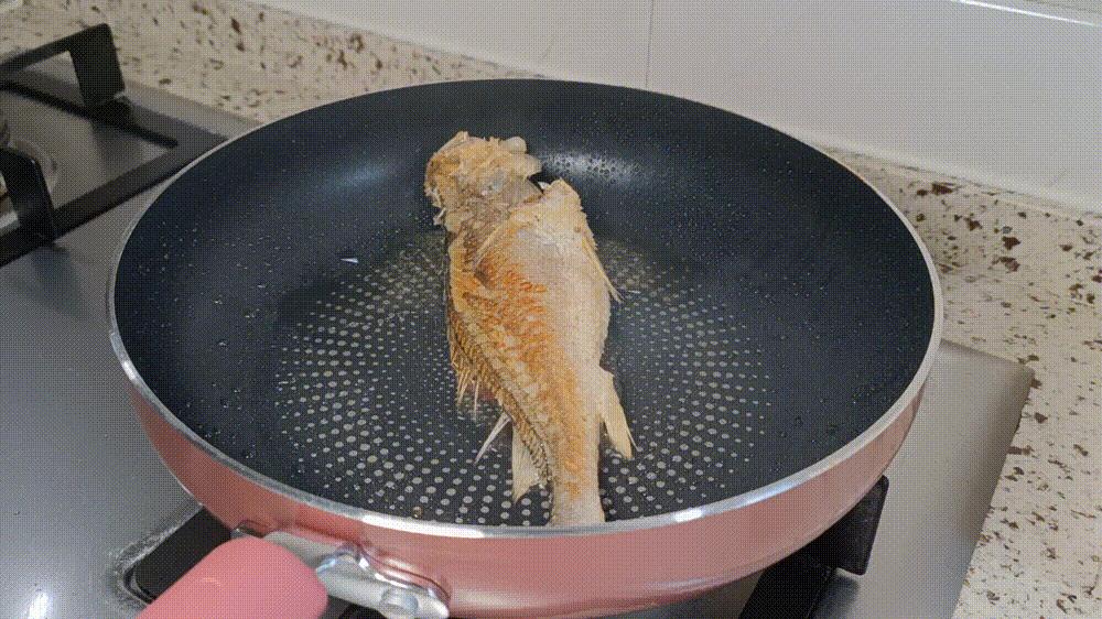 据说这个煎锅能聚油还超好用！——苏泊尔火红点聚油煎锅使用评测