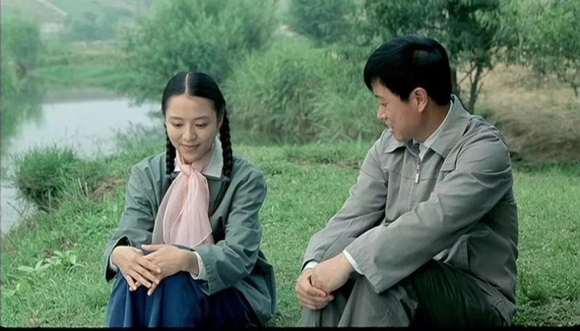 地位与张艺谋不相上下，他第一次做导演，扯掉了理想主义的遮羞布