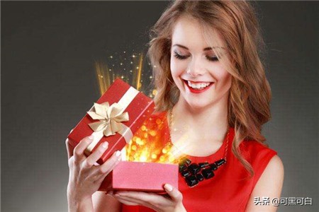 有男生给自己女朋友送礼物怎么办,女朋友频繁被其他男生追