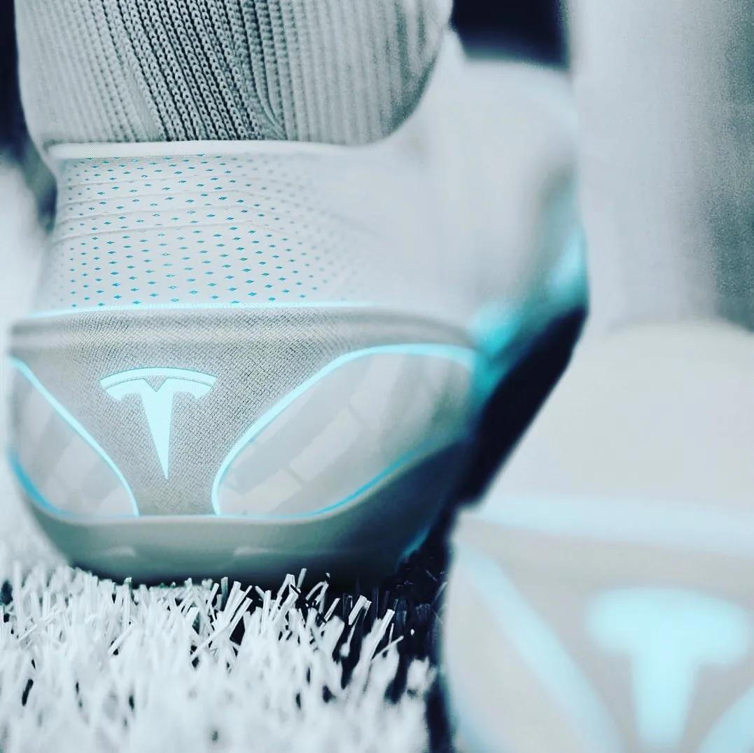 科技感特斯拉发光运动鞋,特斯拉创意足球