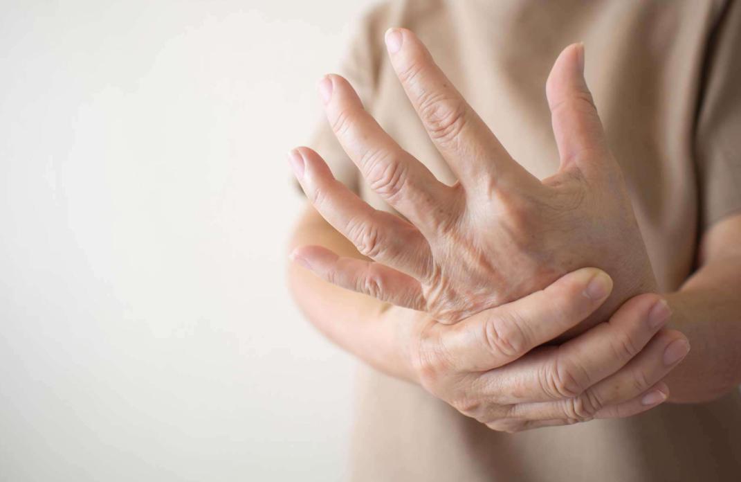 双手麻木怎么办及时检查找到原因,双手发麻做什么检查