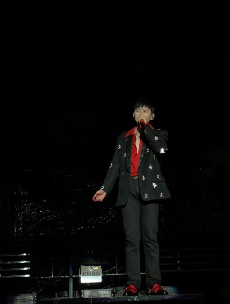 跳跳俏俏谢娜出席张杰演唱会,谢娜受伤张杰紧张的样子