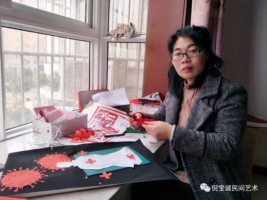 牛崇姣用剪纸为抗疫英雄助威加油