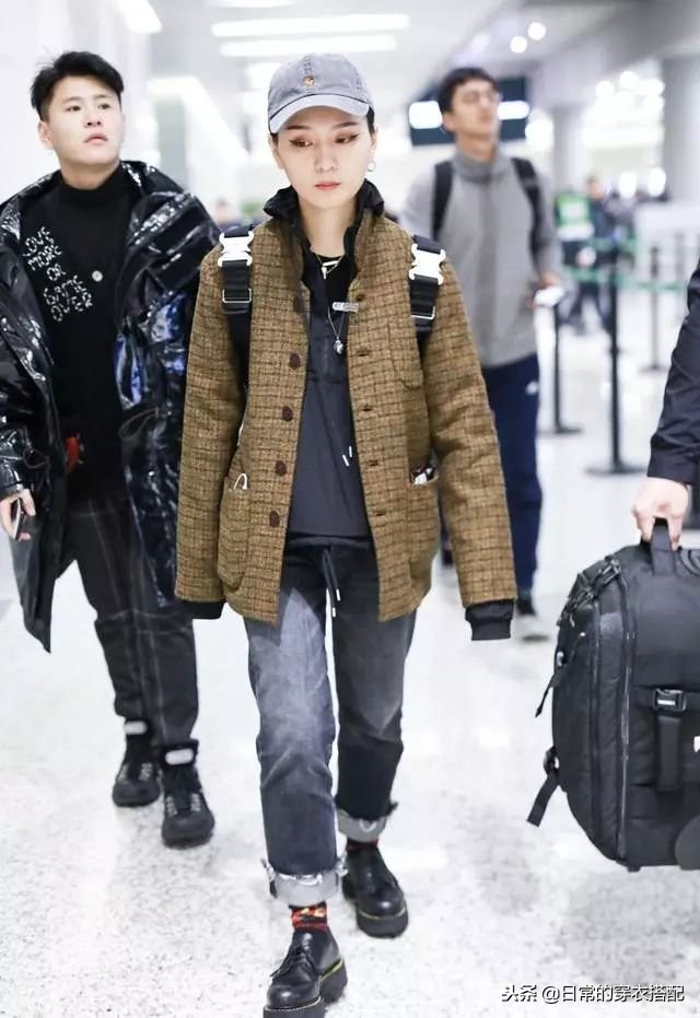 杨幂机场秀穿搭,机场走秀女明星