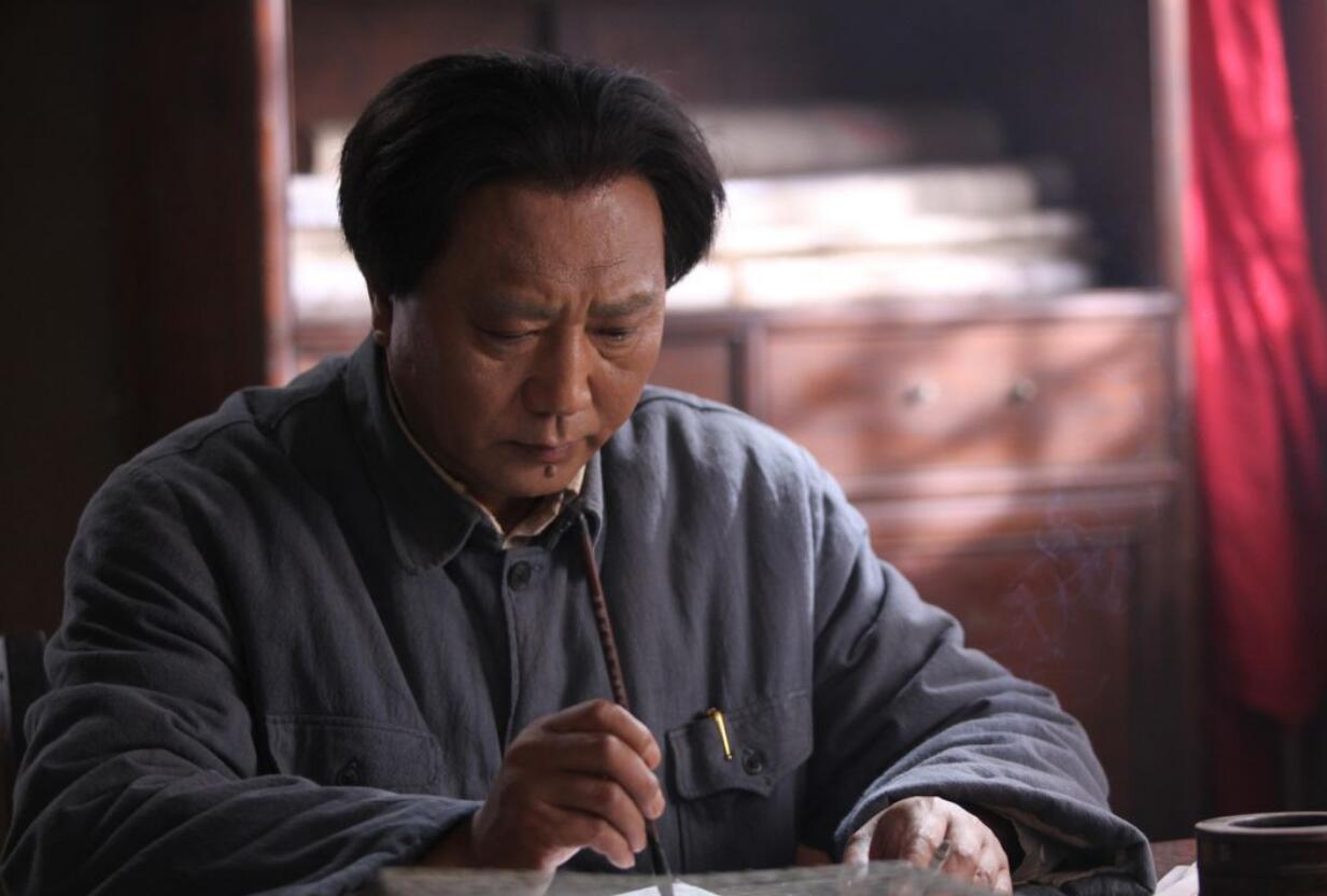 毛*东泽**生平的第三个座右铭，知道的人不多，是位革命先烈送他的诗