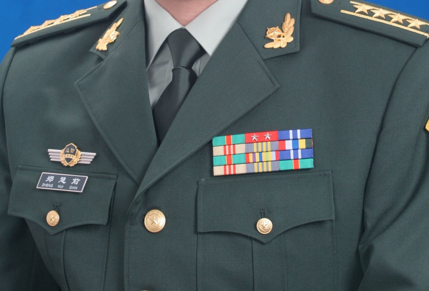 教你如何识别我军军官的级别大小，只看胸前的资历章就行了