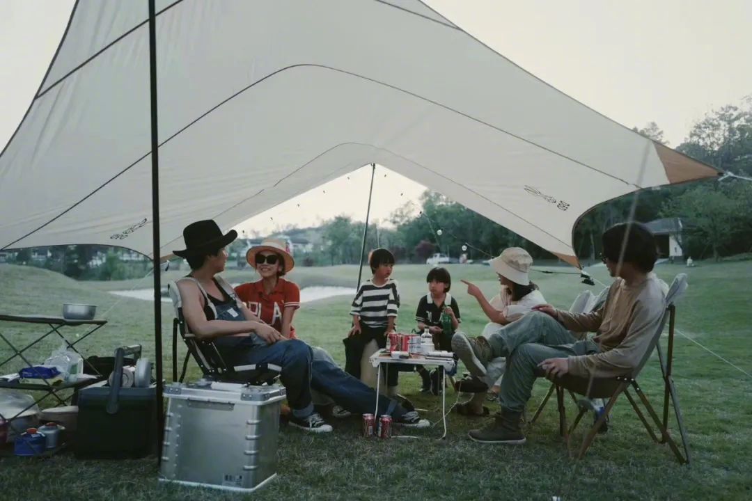 露营这阵风刮得太猛了，组团睡野地到底爽在哪里？