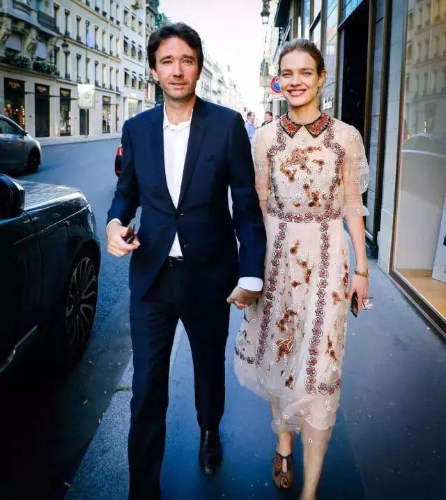 LV太子妃不愧是富太太！带5个娃整天旅游，穿粉裙真像18岁小姑娘