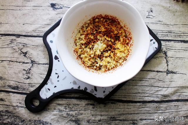 香椿炒鸡蛋正确做法先别焦急下锅,香椿炒鸡蛋简单易学你会了吗