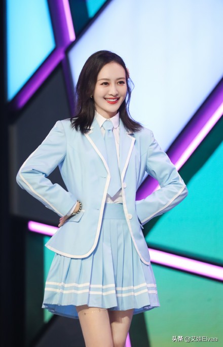 王鸥蓝色背心黑色紧身裤,王鸥穿蓝色西装短裤