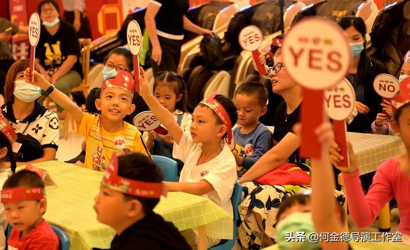利用孩子天生的好奇心和探索欲,强烈的好奇心探索欲
