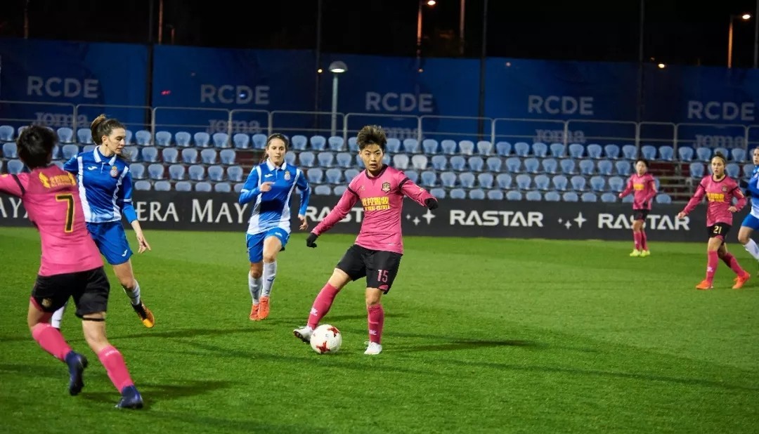 铿锵玫瑰美丽绽放女足夺冠,铿锵玫瑰姑娘