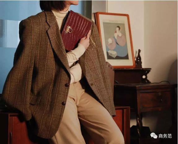 鼠年的女人买什么色的包包好,大牌鼠年限量款包包