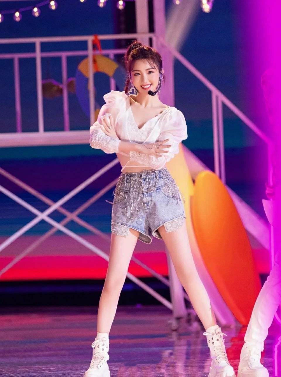 明星短靴搭配什么裤子好看,明星夏季短靴穿搭