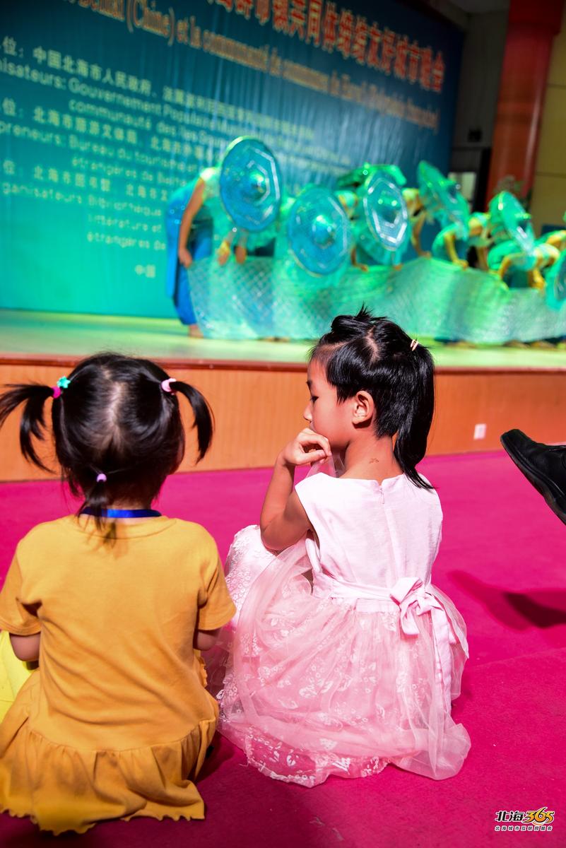 我在北海图书馆拍了一场特别的晚会，观众情不自禁跟着节奏动起来