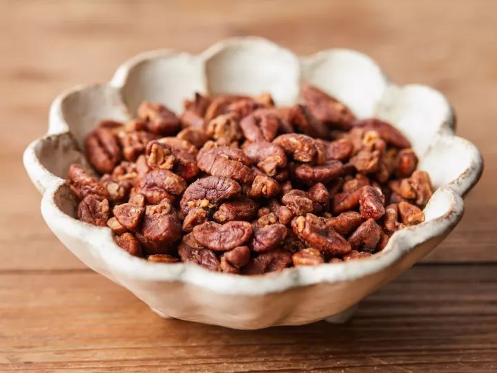 椒盐山核桃仁,核桃仁咸香酥脆的家庭做法