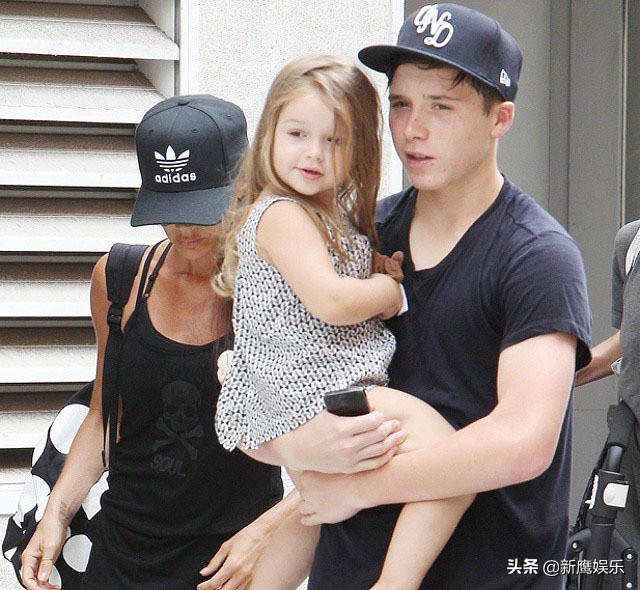 小贝儿子踢足球,贝克汉姆小七小时候