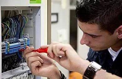 宾馆每个楼层必须设置配电箱吗,酒店客房配电箱正确安装位置