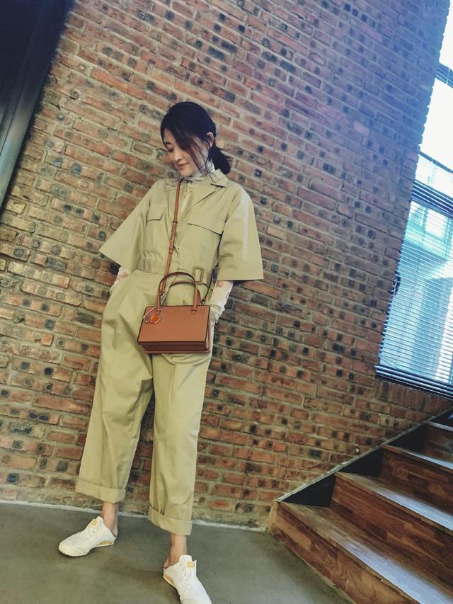 梅婷瘦下来真洋气，穿白T恤配运动裤走机场，圆墨镜减龄时髦炸了