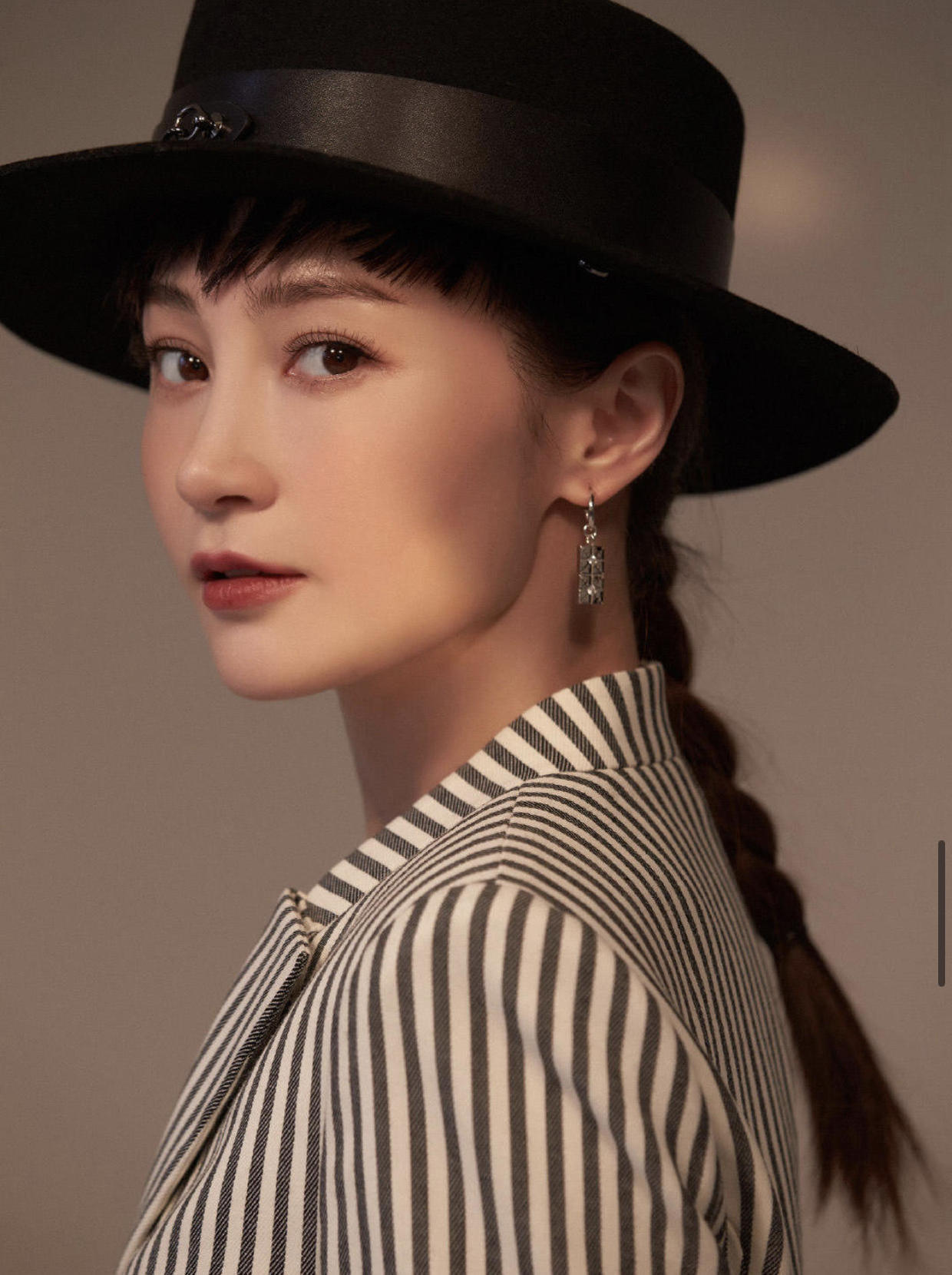 姚笛穿薄纱裙配什么发型,姚笛淡粉色深v裙秀身材