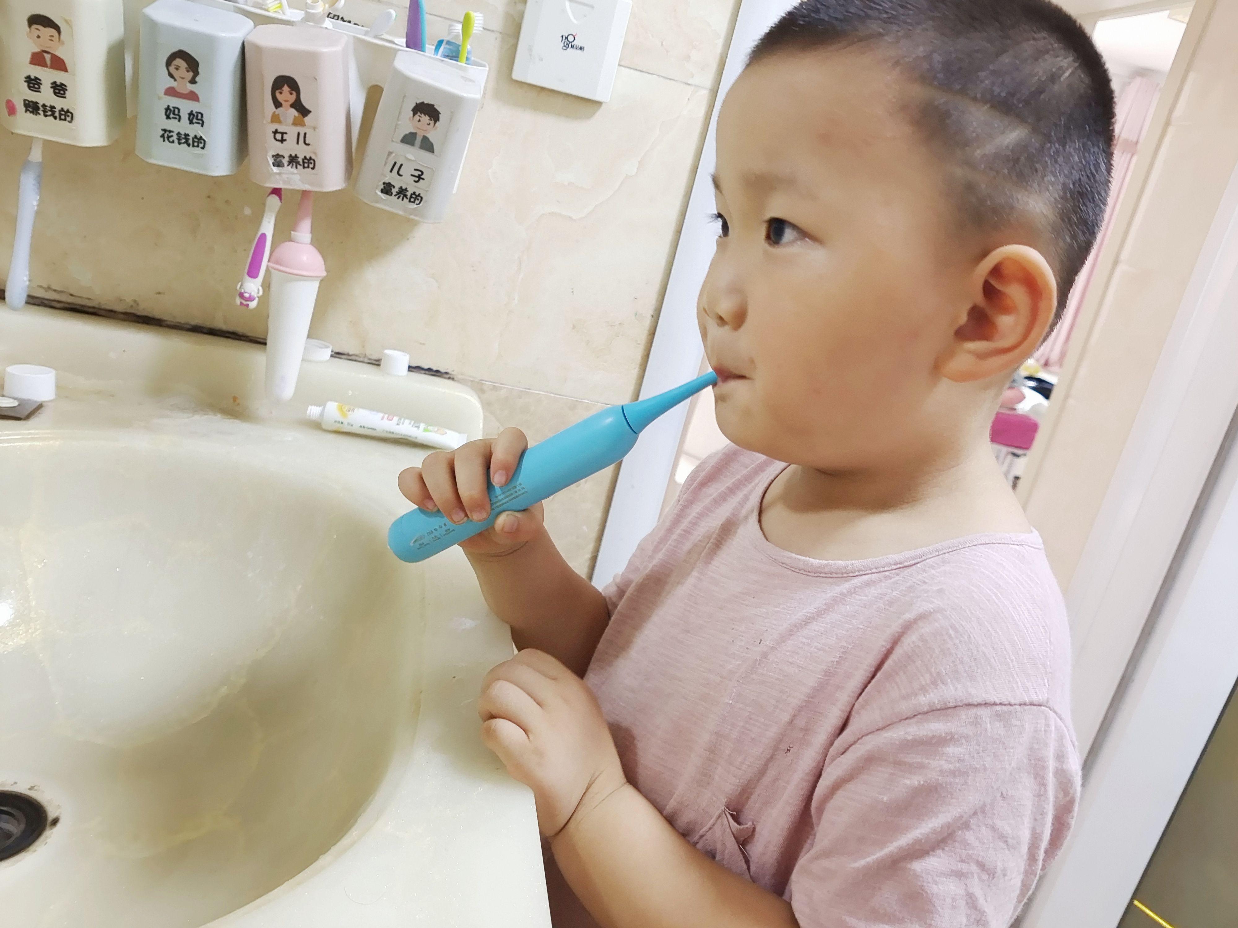 从兴趣上吸引孩子，这2款儿童电动牙刷能让孩子养成爱刷牙好习惯