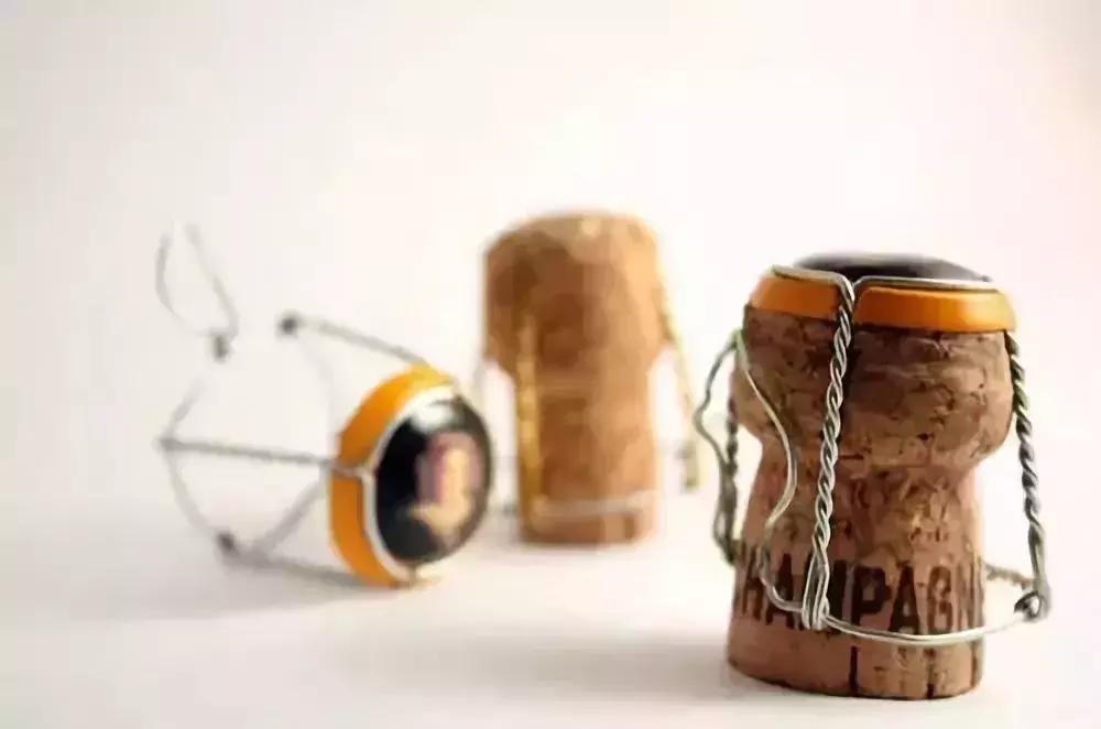 为什么香槟的瓶塞需要用铁丝固定,香槟的瓶塞是几层闭合式设计