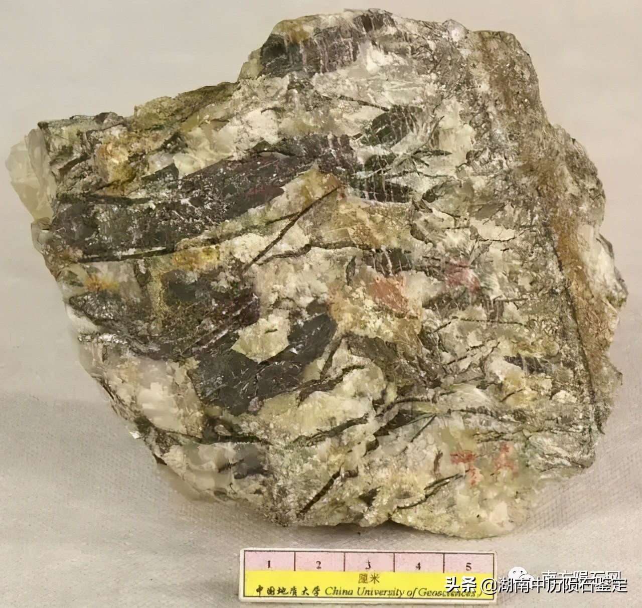 月球陨石与地球矿石的区别,月球陨石和矿石有什么区别