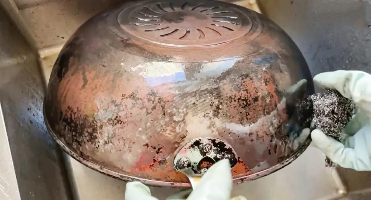 怎么彻底清洗铁锅黑垢小妙招,用什么能去除铁锅的黑垢