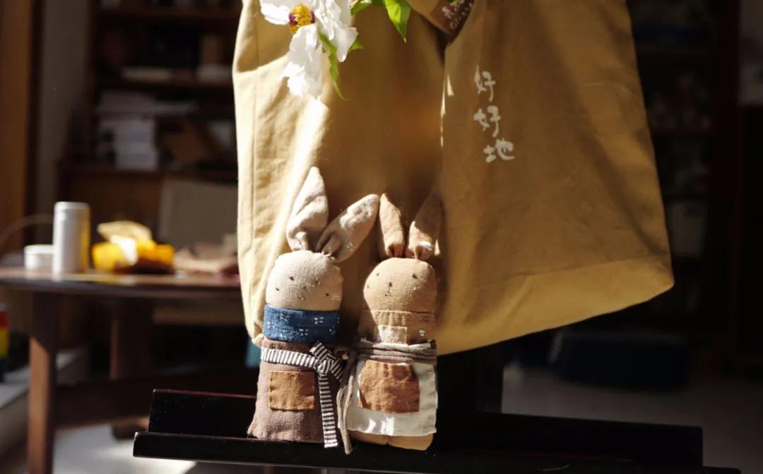 租下城郊200㎡小院，和陌生人一起生活5年：唱歌、染布、盖树屋