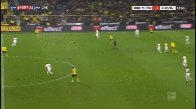 遭全世界豪门哄抢，世界足坛T1级别潜力中卫——乌帕梅卡诺