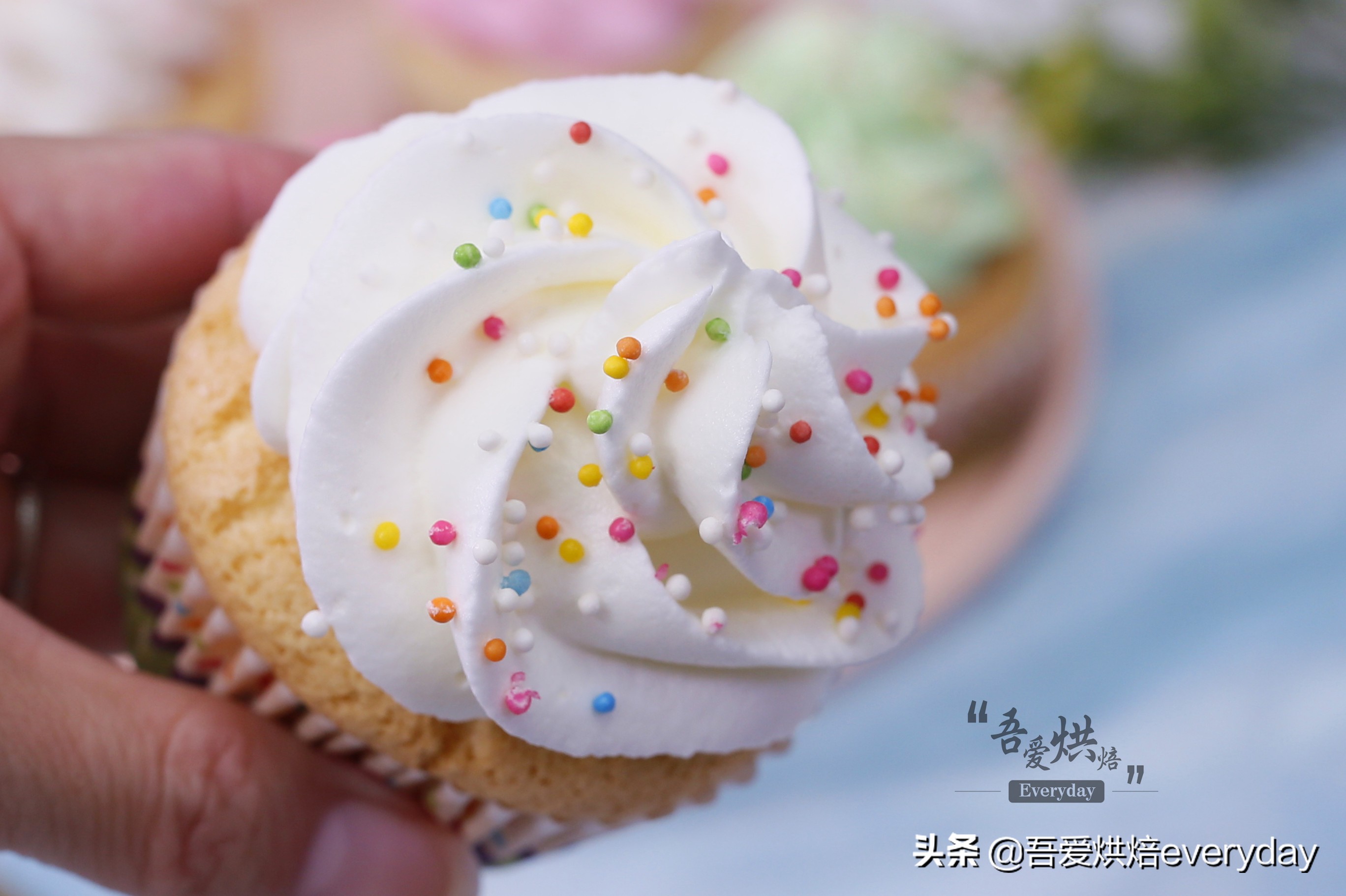 奶油纸杯蛋糕制作方法全过程,零失败的纸杯蛋糕详细做法教程