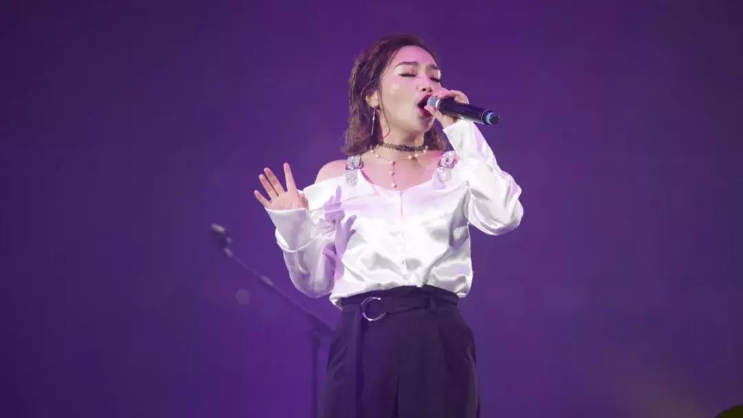 陈瑞庄心妍还有谁,庄心妍沈阳演唱会穿的红色西装