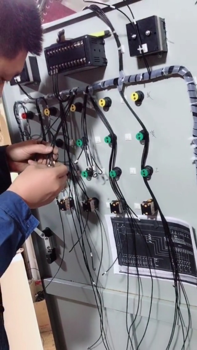 灯泡坏了是房东修还是自己修,物业修电灯电路收费么