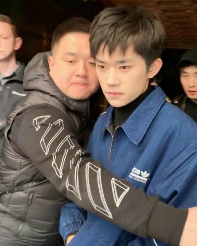 胖虎过肩摔易烊千玺造型师，千玺乱入视频，粉丝：狗啃刘海仇报了